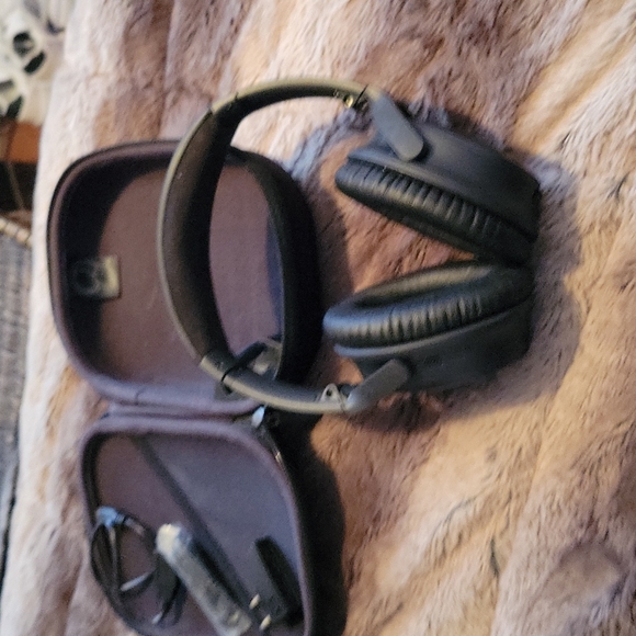 Nice Bose headphones  cannot beat the price - Picture 6 of 8